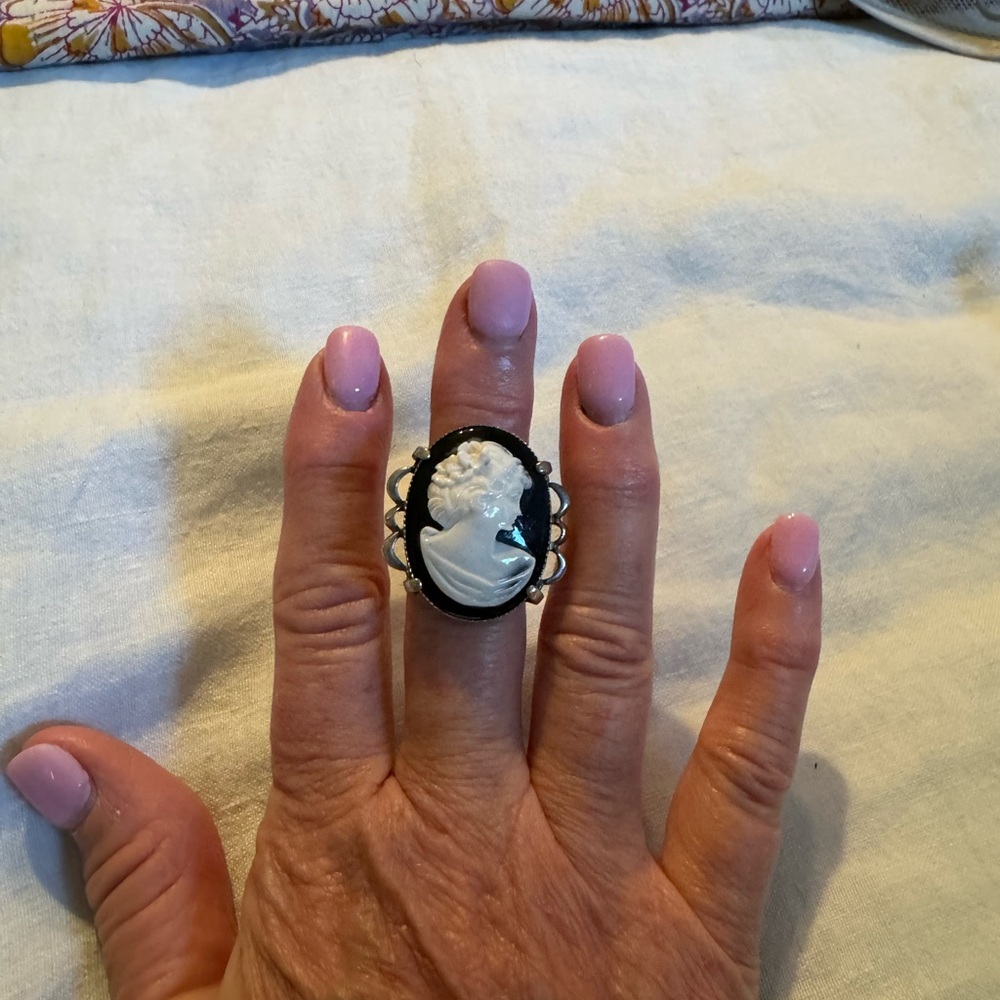 Cameo Ring (costume jewelry) size 7 - Picture 4 of 6